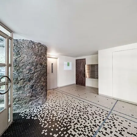 Friends Avenue Apartment